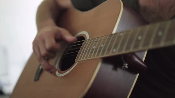 男人学习用一把旧的声学吉他弹奏音乐 — 图库视频影像