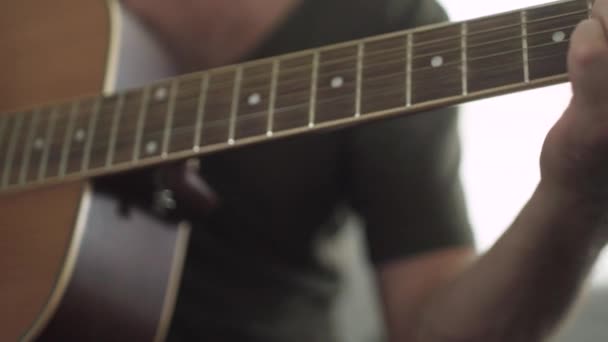 Homem Tocando Lentamente Sua Antiga Guitarra Acústica Dentro Casa — Vídeo de Stock