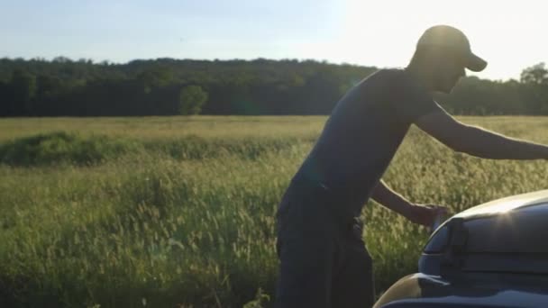 田舎の美しい畑で日没の時間を撮る写真家 — ストック動画