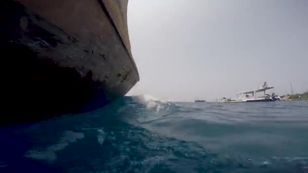 Σκάφος Και Θάλασσα Χαμηλή Γωνία Από Την Πλευρά Ενός Σκάφους — Αρχείο Βίντεο