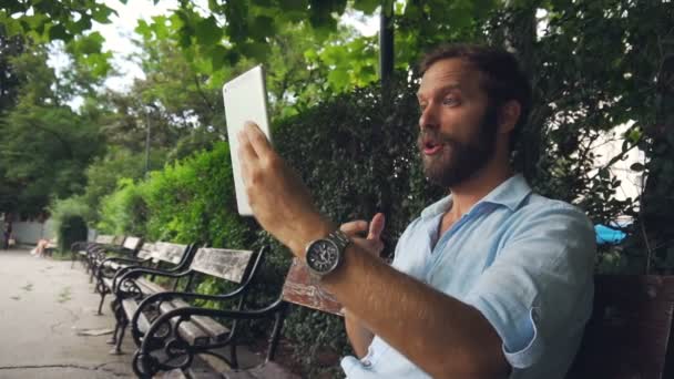 Ελκυστικός Επιχειρηματίας Μιλάει Στο Tablet Τους Συνεργάτες Του Live Video — Αρχείο Βίντεο