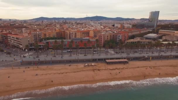 Bellissimo Drone Aereo Sparato Che Vola Orizzontalmente Sulla Spiaggia Barceloneta — Video Stock