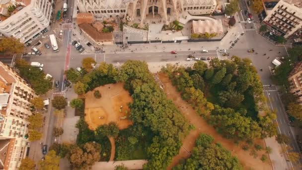 Aerial Birds Eye View Tilting Reveal Sagrada Familia Barcelona — Stock Video