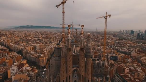 Drone Aérea Tiro Inclinando Para Baixo Através Sagrada Família Barcelona — Vídeo de Stock