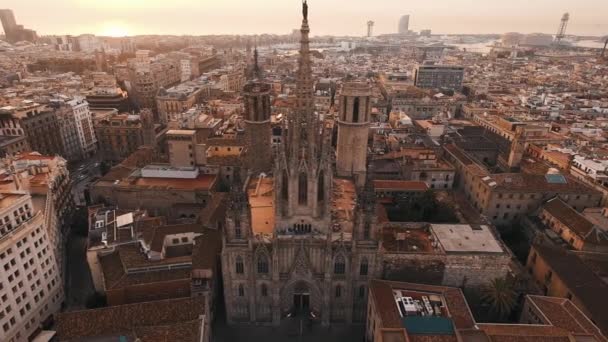 カメラが水平方向に日没時に右に追跡するようにバルセロナ大聖堂のドローンショット — ストック動画