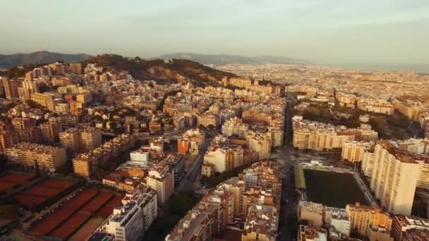 Panorámica Aérea Sobre Barcelona Durante Hora Dorada Revelando Las Montañas — Vídeo de stock