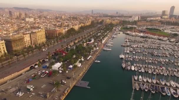 Increíble Avión Tripulado Volando Sobre Puerto Barcelona Con Horizonte Ciudad — Vídeos de Stock