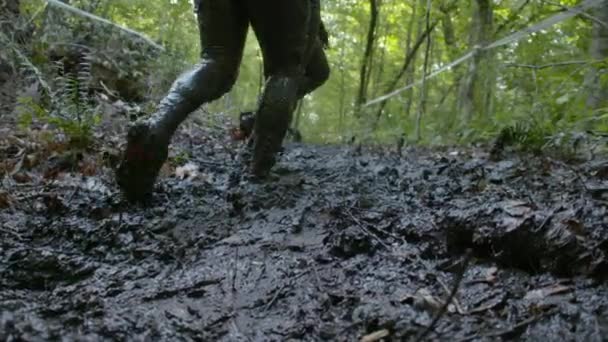 Les Gens Qui Courent Une Course Boue Grande Vitesse Ralenti — Video