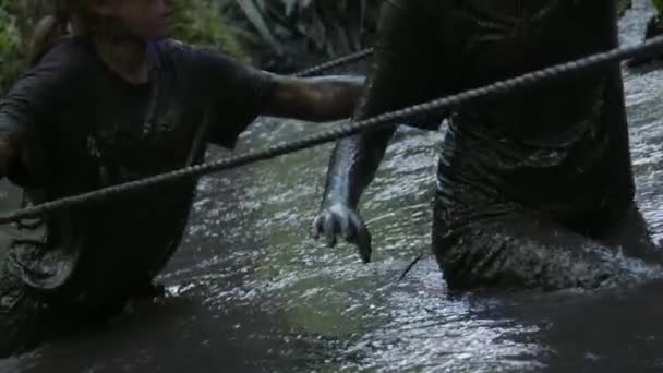 진흙탕을 달리는 사람들은 빠르고 동작을 — 비디오