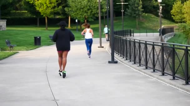 Elektrikli Scooterlara Binen Gençler — Stok video