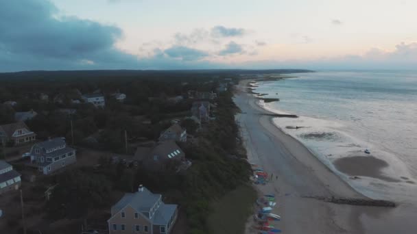 Drone Skott Längs Stranden Kusten Brewster Cape Cod — Stockvideo