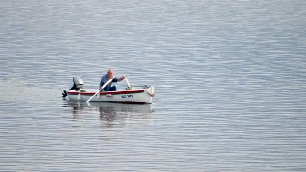 Gamla Traditionella Fiskare Kroatien Liten Träbåt Fånga Fisk Och Rodd — Stockvideo