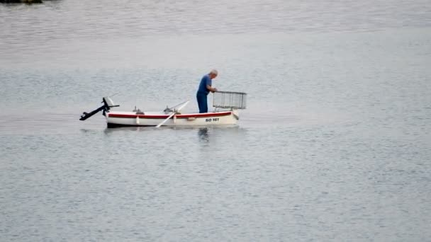 Gamla Traditionella Fiskare Kroatien Liten Träbåt Att Fånga Fisk Med — Stockvideo