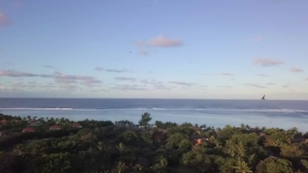 Létání Nad Letoviskem Ostrově Mauricius Svěžími Stromy Vedoucími Pláž — Stock video