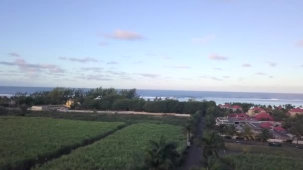 观望毛里求斯岛上的海滩和酒店度假胜地 — 图库视频影像