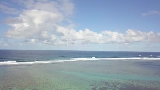 Voando Sobre Uma Praia Ilha Maurícia Com Ondas Azuis Batendo — Vídeo de Stock