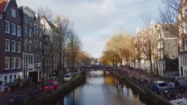 Amsterdams Kanal Flyg Igenom Höst Solig Dag — Stockvideo