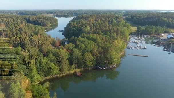 Prachtige Drone Beelden Van Zweedse Archipel Groene Bomen Veel Zeilboten — Stockvideo