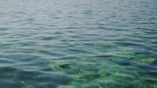 Baixo Ângulo Tiro Luz Calma Azul Água Oceano Claro Início — Vídeo de Stock