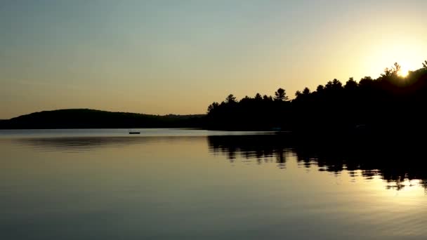 Sonne Lugt Durch Die Bäume Über Einen Schönen See Hüttenland — Stockvideo