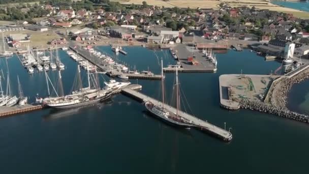 Niektóre Statki Leżą Zatoce Danmark Można Zobaczyć Krajobraz Wodę Klipy — Wideo stockowe