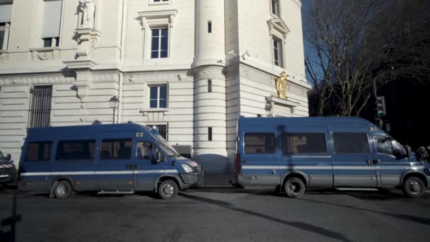 Polisen Skåpbilar Parkerade Längs Parisisk Gata — Stockvideo