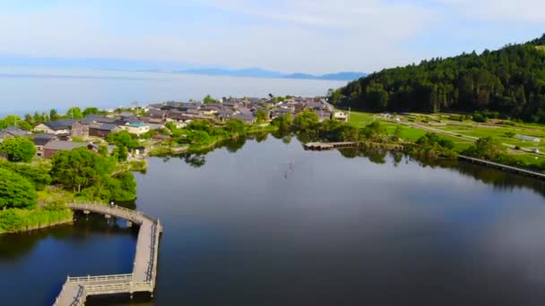 Ιαπωνική Λίμνη Γέφυρα Και Θέα Στον Ωκεανό Εναέρια Drone — Αρχείο Βίντεο