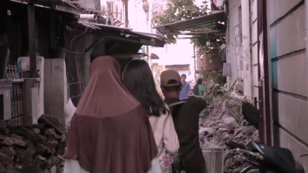 Sydostasiatiska Människor Går Smutsig Gränd Någonstans Jakarta — Stockvideo