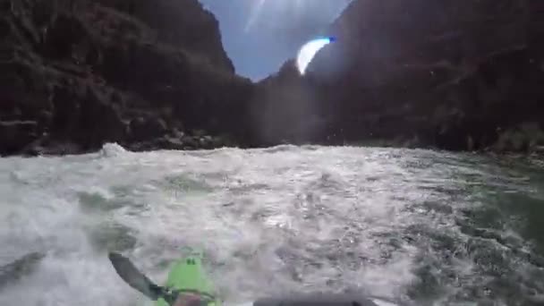 Epic Vista Primera Persona Kayaking Través Del Gran Cañón Kayak — Vídeo de stock