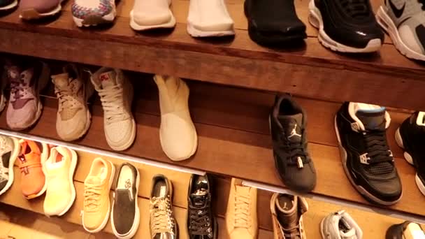 Esposizione Scarpe Ginnastica Sandali Negozio Scarpe Bodega Boston Massachusetts — Video Stock