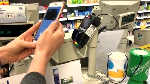 Menggunakan Pembayaran Mobile Pada Kasir Self Checkout Sebuah Toko Inggris — Stok Video