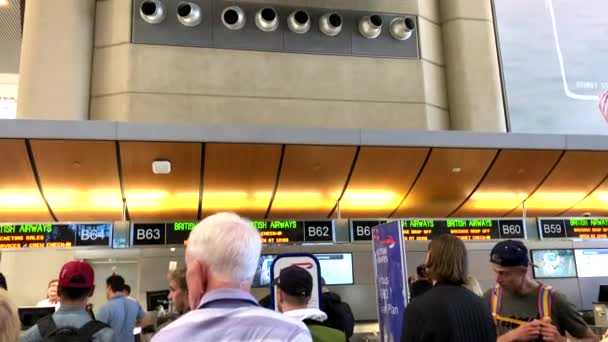 Schlangestehen Flughafen Ticketschalter Und Flugbrett Lax — Stockvideo