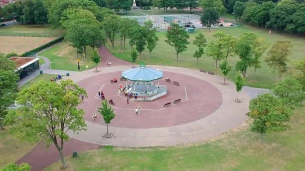 Flygdrönare Skott Rör Sig Ovanför Park Bandställ — Stockvideo