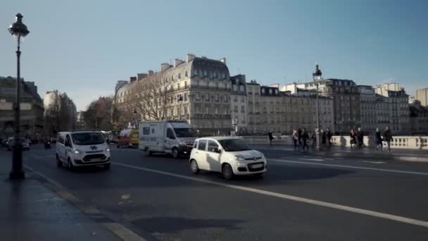 Ambulans Berjalan Lalu Lintas Paris Selama Keadaan Darurat Depan Wisatawan — Stok Video