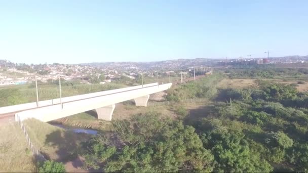 Arial Tiro Trem Aproximando Uma Ponte Lado Shopping Center Chamado — Vídeo de Stock