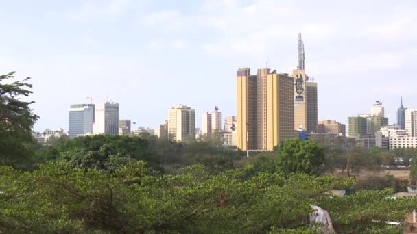 ケニアのナイロビのスカイラインを渡る高速パン — ストック動画