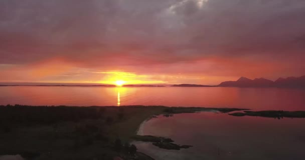 Tramonto Nuvoloso Sull Oceano Con Montagne Norvegia — Video Stock