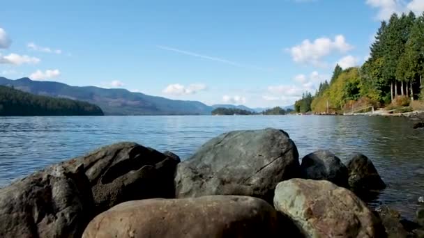 Ciel Bleu Sur Lac Avec Des Montagnes Arrière Plan — Video