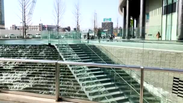 Beaux Escaliers Osaka Avec Cascade Eau Vieil Homme Qui Passe — Video