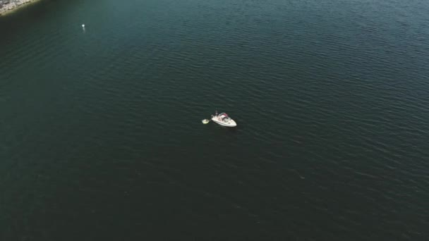 绕着船的无人驾驶飞机圈 — 图库视频影像