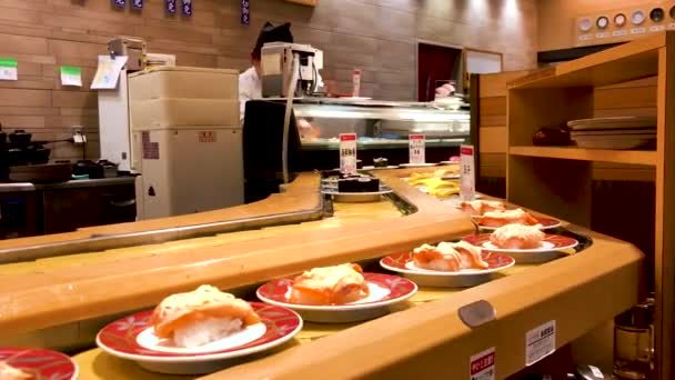 Lezzetli Eğlenceli Geleneksel Japon Yemeği Yeme Şekli Yemek Masandan Geçiyor — Stok video