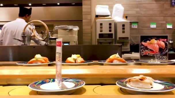 Läckra Roliga Och Traditionella Sätt Att Äta Färsk Japansk Mat — Stockvideo