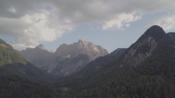 Filght Estreito Com Drone Contra Montanhas Voando Sobre Forrest — Vídeo de Stock