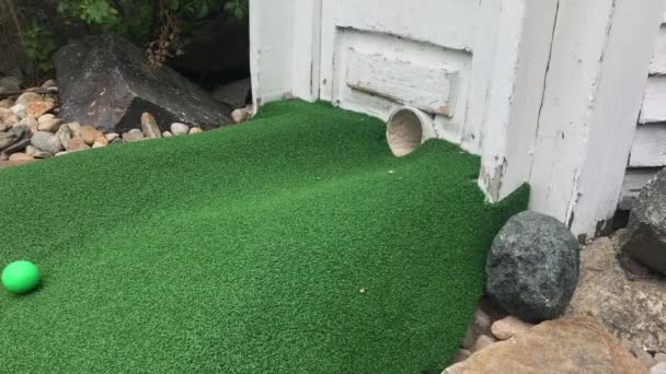 Mini Pelota Golf Verde Pierde Agujero Una Casa Luz Rebota — Vídeos de Stock