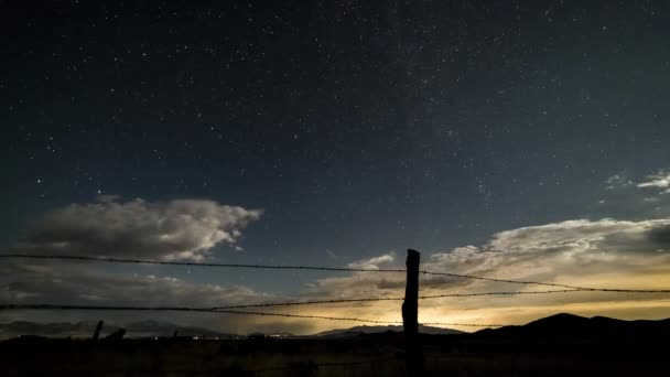 Tijdsverloop Van Stormwolken Nachts Bewegen Een Open Veld Het Platteland — Stockvideo