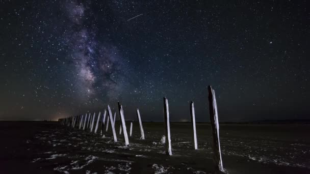 Lapso Tiempo Vía Láctea Por Noche Sobre Postes Irregulares Espiral — Vídeos de Stock