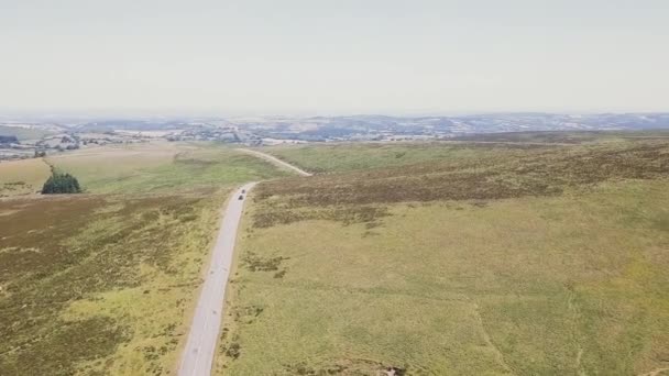 英国达特莫尔国家公园的空中景观 在公路上飞驰 汽车在公路的左边行驶 — 图库视频影像