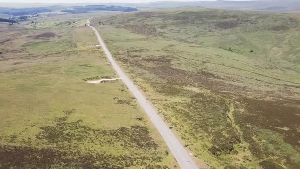 Volando Sobre Carretera Principal Parque Nacional Dartmoor Inglaterra — Vídeo de stock