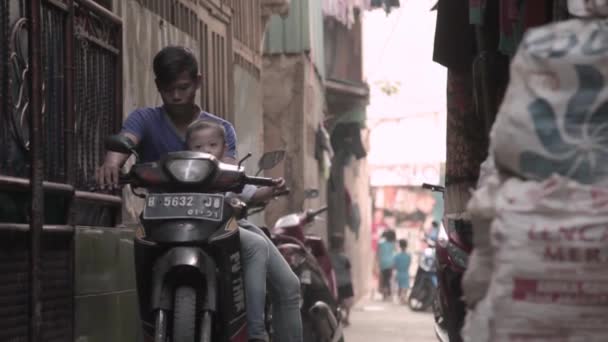 Чоловік Південно Східної Азії Дитиною Мотоциклі Провулку Десь Джакарті — стокове відео