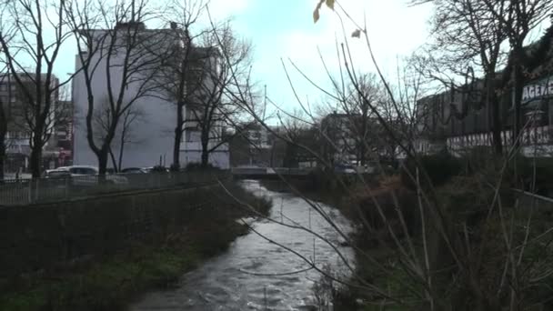 Lange Afstand Van Een Rivier Die Door Een Stad Stroomt — Stockvideo